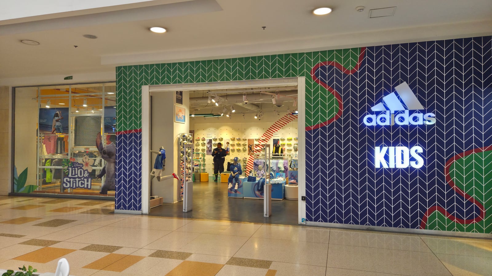 Fachada de Adidas Kids, foto 1